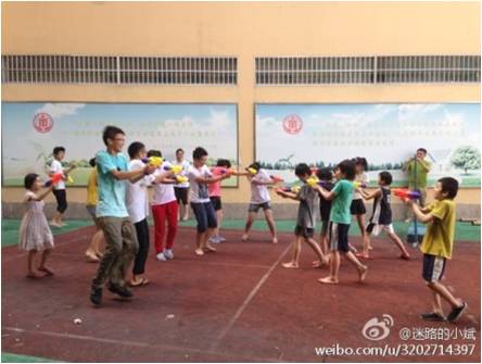 溫州大學“心翼” 社會實踐隊，在7月7日至20日來到溫州市救助管理中心進行關注流浪兒童的公益活動。他們為流浪兒童提供心理和物質上的支持，一部分隊員給流浪兒童上藝術、體育、文化等課程；另一部分隊員則去打工賺錢，為流浪兒童購買生活必需品和學習用品。圖為“心翼”隊員與流浪兒童們正在舉行“潑水節”，現場歡聲笑語、一片歡騰。
