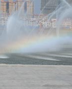 晉陽湖噴泉
　　晉陽湖公園是城市綜合型生態(tài)濱水公園，其景觀工程分為10大區(qū)域，有生態(tài)自然游覽區(qū)、僑鄉(xiāng)文化廣場區(qū)、古厝文化體驗區(qū)、濕地生態(tài)科普區(qū)、城市文化廣場區(qū)、生態(tài)島休閑區(qū)、山林沙地游玩區(qū)和水上活動區(qū)。 