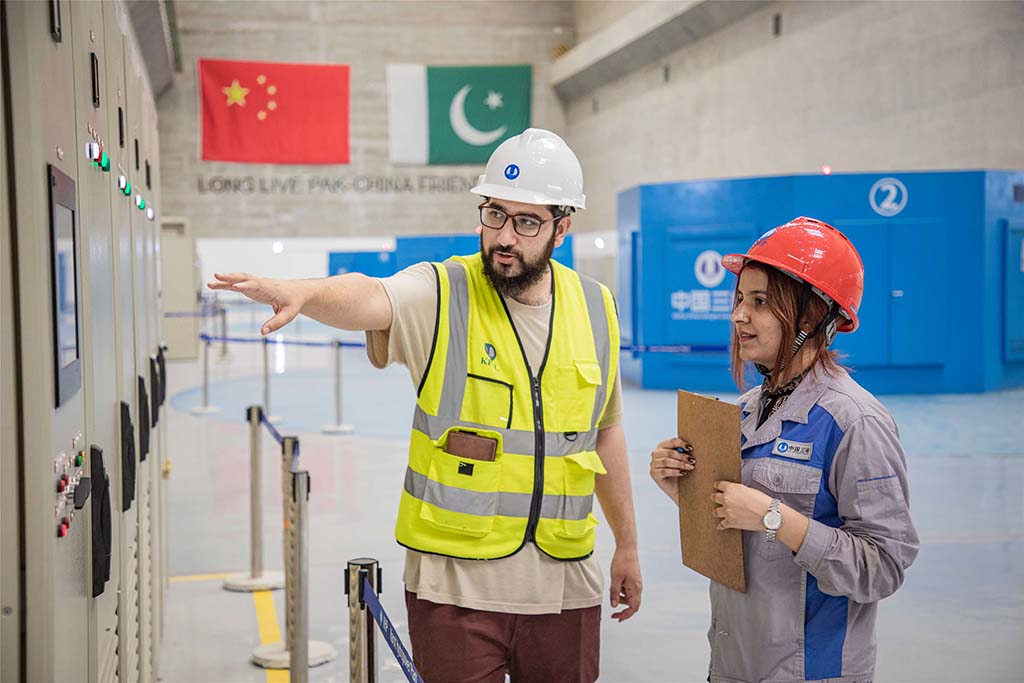 7月14日，巴方工作人員在卡洛特水電站-地下電廠檢查數據。 （人民網記者 薛丹攝）